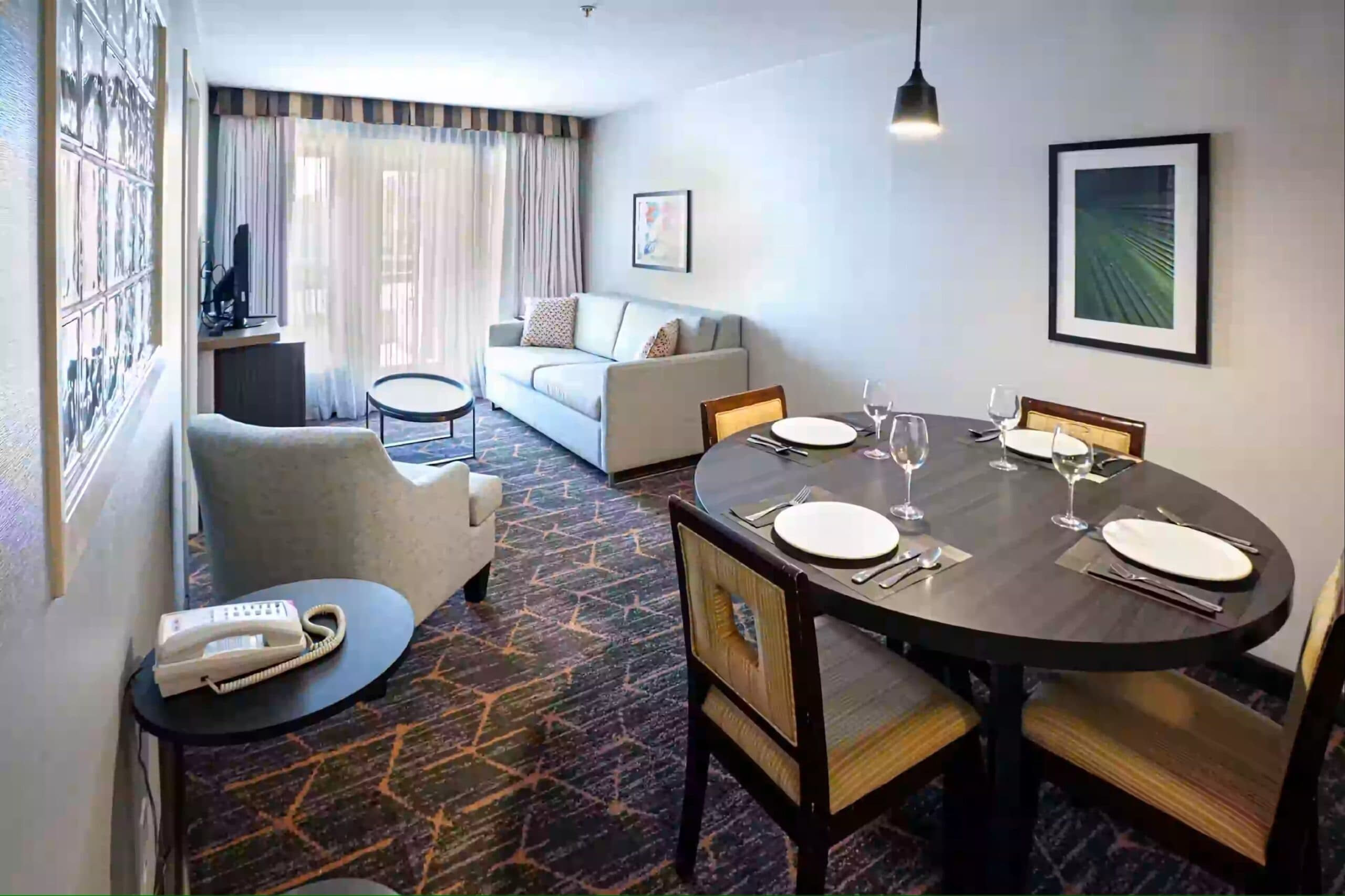 Holiday Inn & Suites